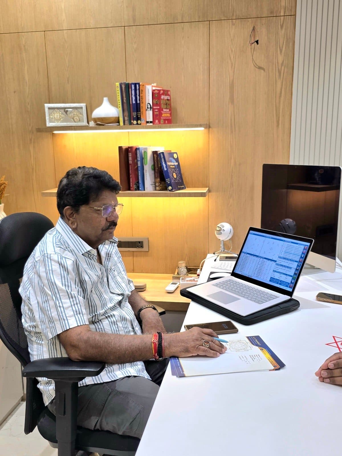 R P Pandey conducting an astrology consultation with KP chart software